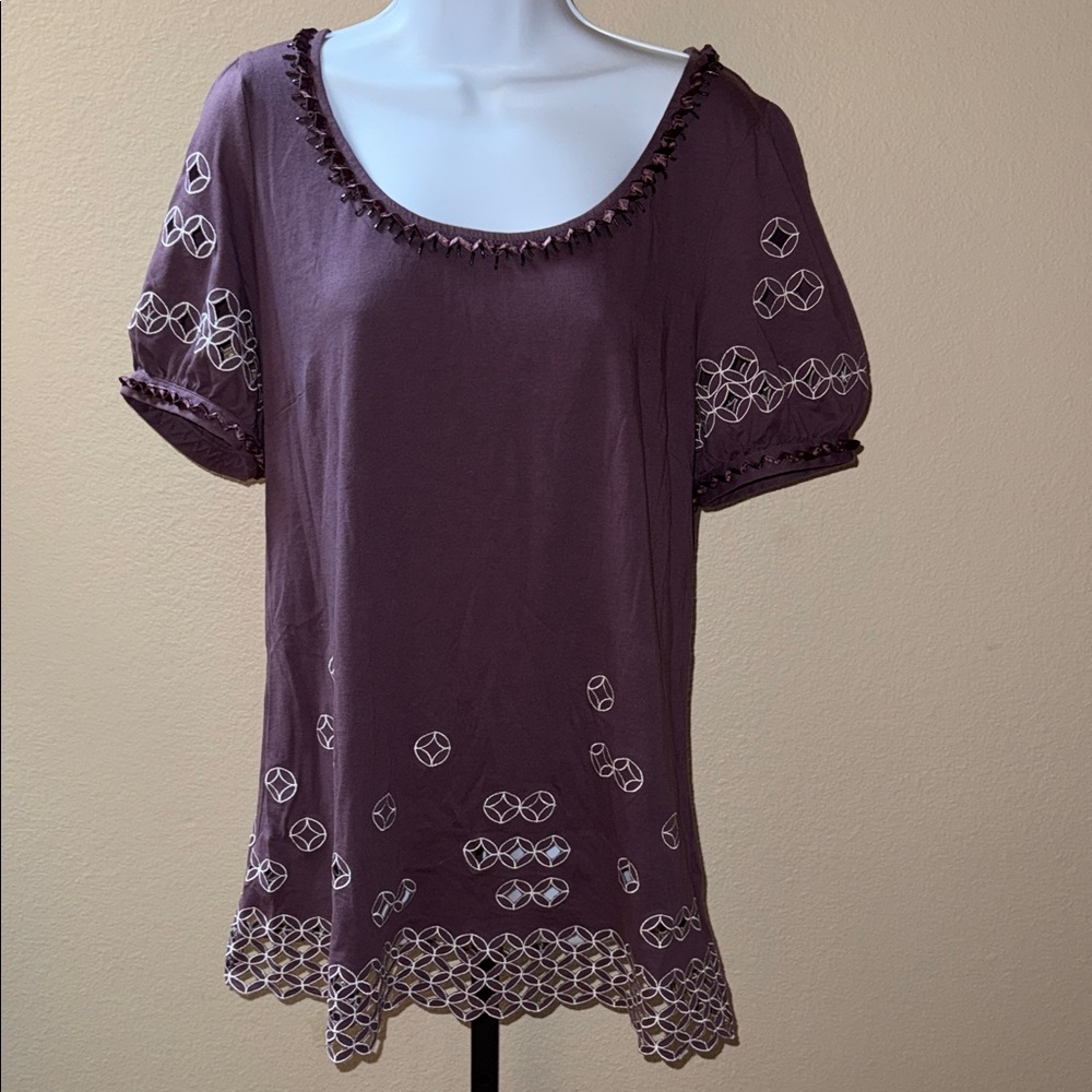 BCBGMaxAzria Mauve T-Shirt with Geometric Embroidery Ruffles Beads Women’s Sz L